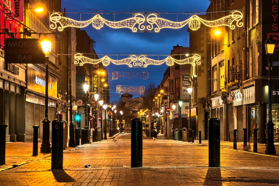 Street in dublin with christmas decorations